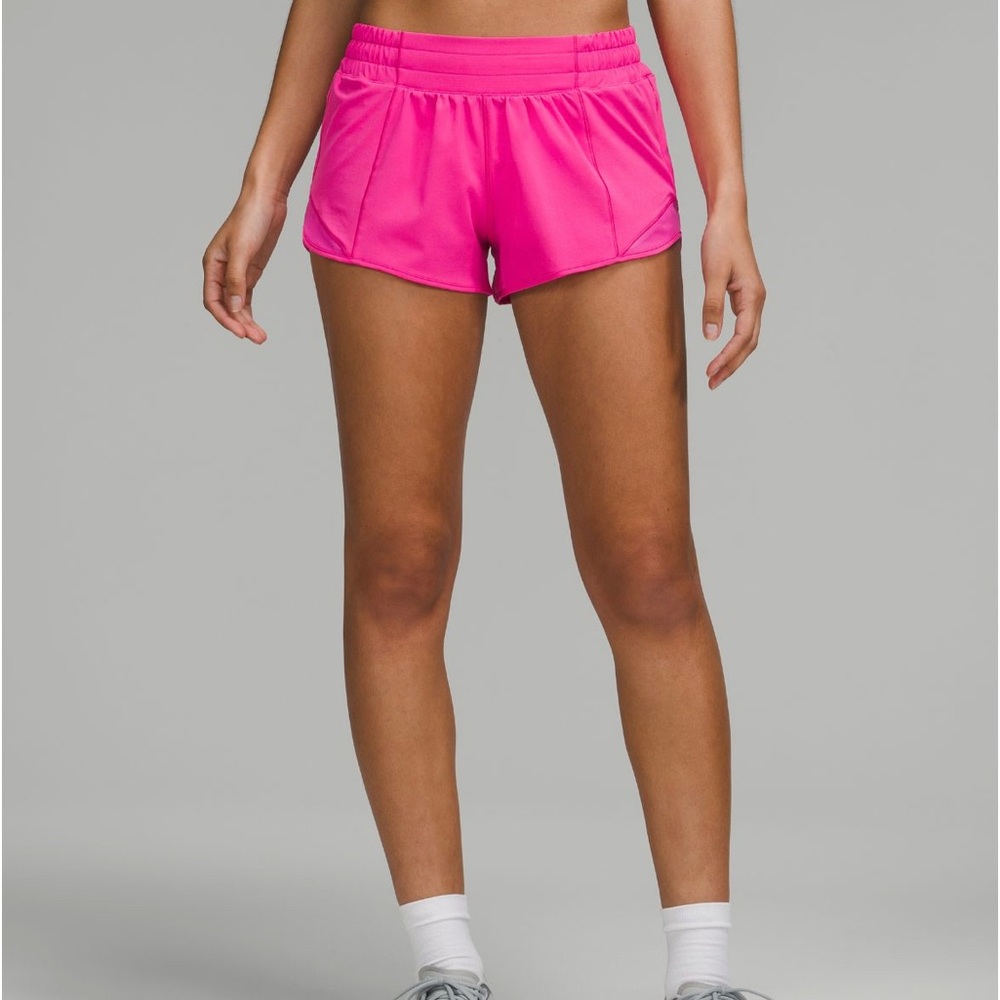 Lululemon Hotty Hot 2.5 inch shorts in Sonic Pink